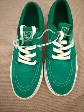 NWT Nike x Stefan Janoski Green & White Skater Suede Shoes- kids size 7y